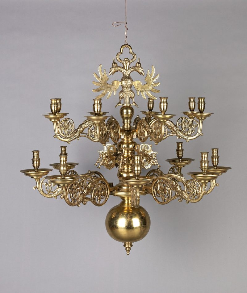 Lampadario in ottone a dodici luci con sfera