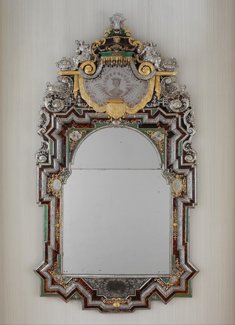 Specchiera con cornice a riquadri in vetro inciso
