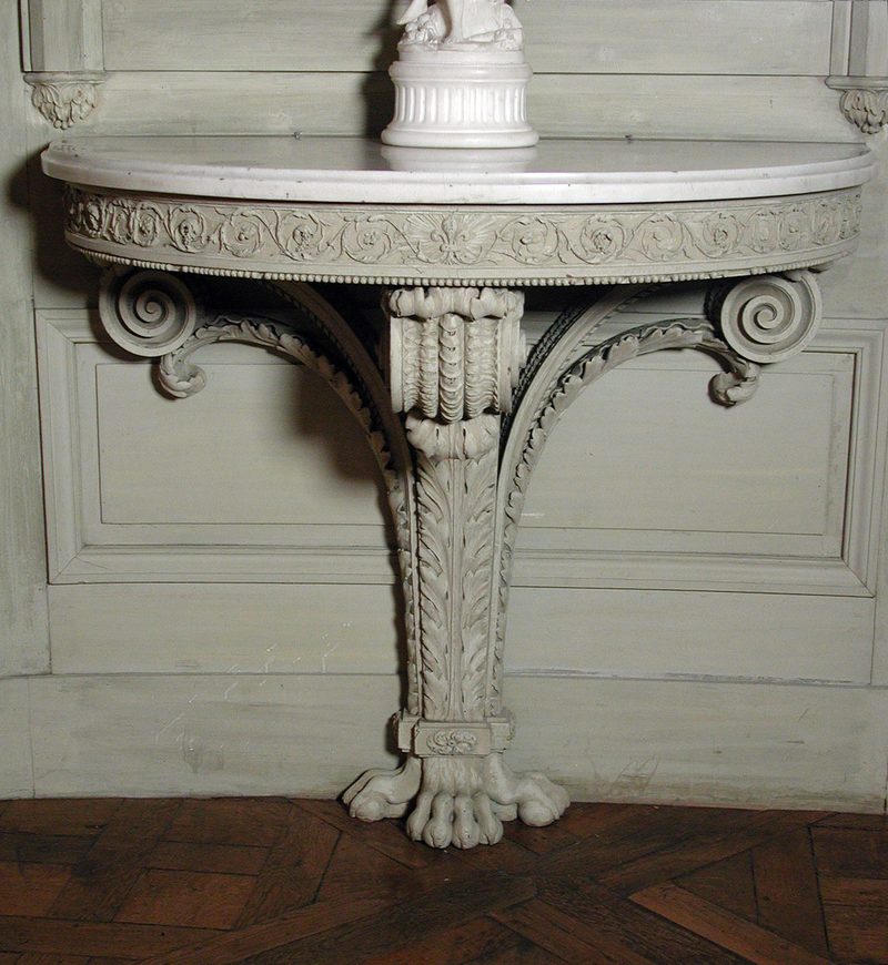 Consolle laccata con piano in marmo bianco