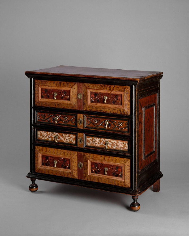 Cassettone a cinque cassetti con pannelli intarsiati
